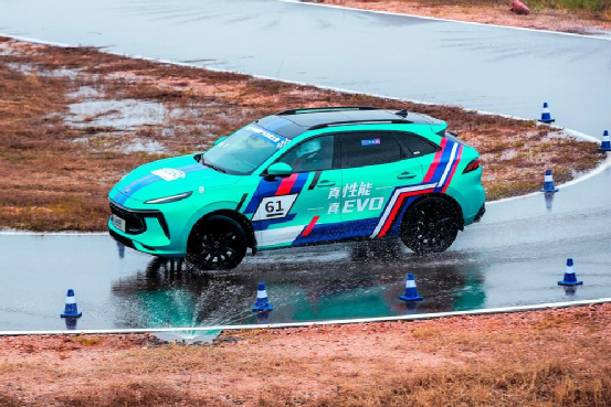 双叉臂>麦弗逊?多连杆>扭力梁?汽车悬挂鄙视链真的靠谱吗(图5) 汽车悬挂与避震_汽车悬挂形式选择_扭力梁悬挂优缺点