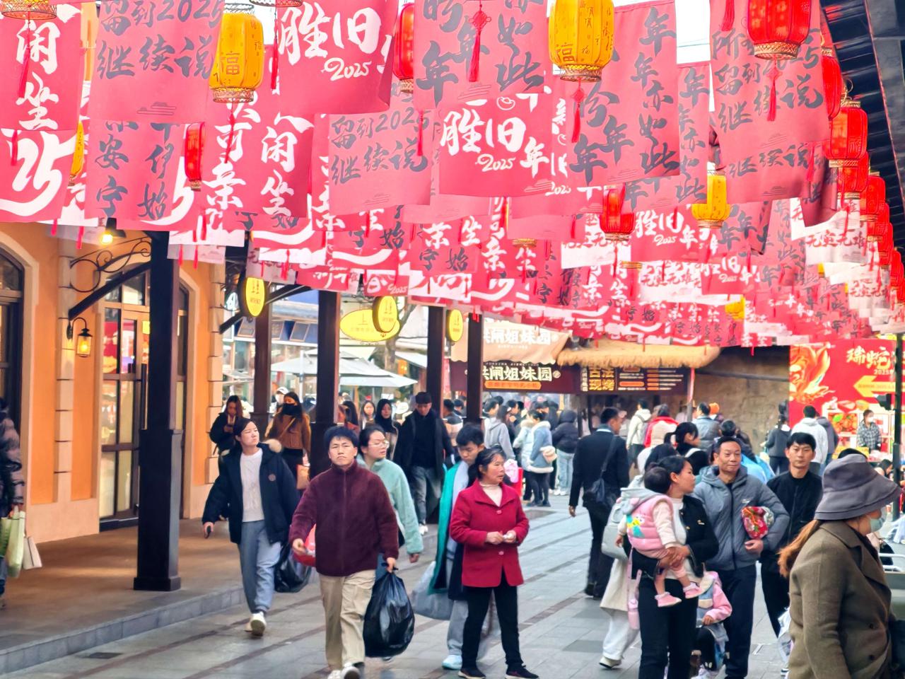 新春走基层|昆明新螺蛳湾年货市场购销两旺(图2) 螺蛳湾零食批发商电话_俊发新螺蛳湾蛇年春节年货市场_昆明新螺蛳湾春节饰品批发