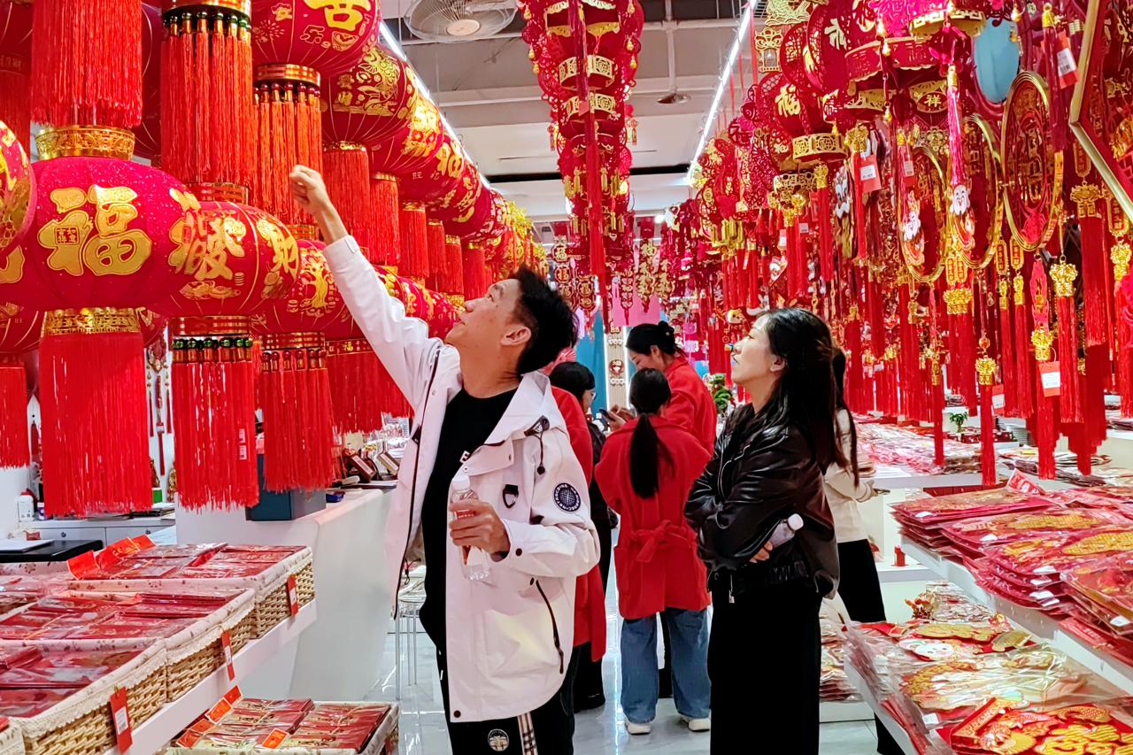 新春走基层|昆明新螺蛳湾年货市场购销两旺(图4) 俊发新螺蛳湾蛇年春节年货市场_螺蛳湾零食批发商电话_昆明新螺蛳湾春节饰品批发