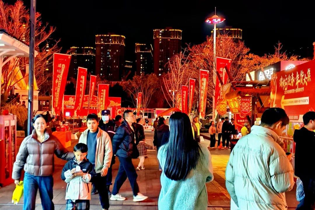 新春走基层|昆明新螺蛳湾年货市场购销两旺(图5) 昆明新螺蛳湾春节饰品批发_俊发新螺蛳湾蛇年春节年货市场_螺蛳湾零食批发商电话