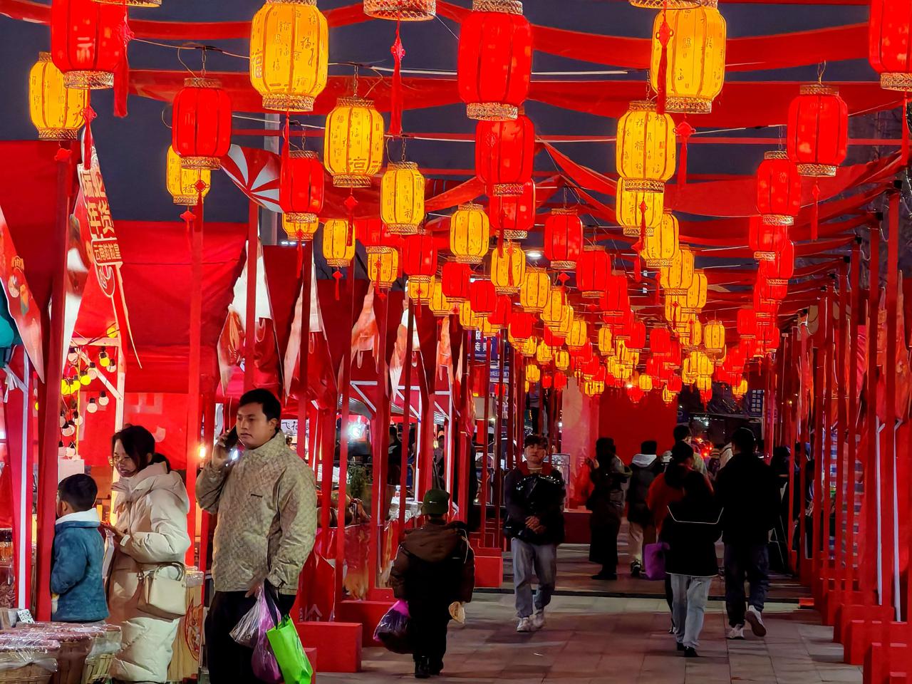 新春走基层|昆明新螺蛳湾年货市场购销两旺(图6) 昆明新螺蛳湾春节饰品批发_螺蛳湾零食批发商电话_俊发新螺蛳湾蛇年春节年货市场