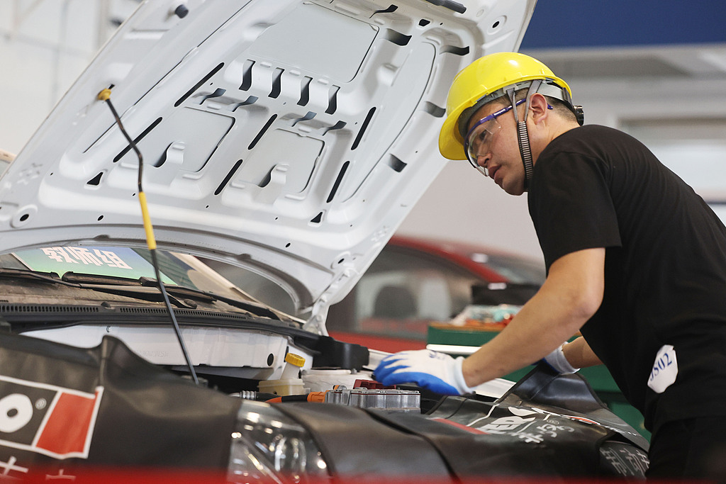 新能源汽车销量火爆 相关人才缺口超百万 新能源汽修工职业前景怎么样?(图2) 新能源汽车维修人才缺口_修车有前途吗工资高吗_传统汽修工转型新能源汽修