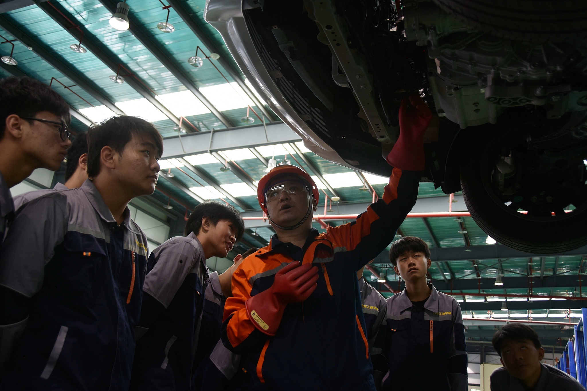 新能源汽车销量火爆 相关人才缺口超百万 新能源汽修工职业前景怎么样?(图4) 修车有前途吗工资高吗_新能源汽车维修人才缺口_传统汽修工转型新能源汽修