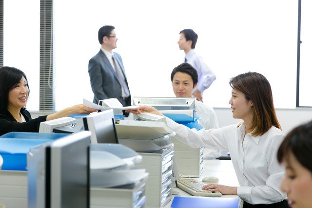 周结工资 vs 月结工资:别再只算账了!真正高明的老板,看的是什么(图2) 员工信任与现金流管理_工资组成制度_周结与月结的薪酬制度选择