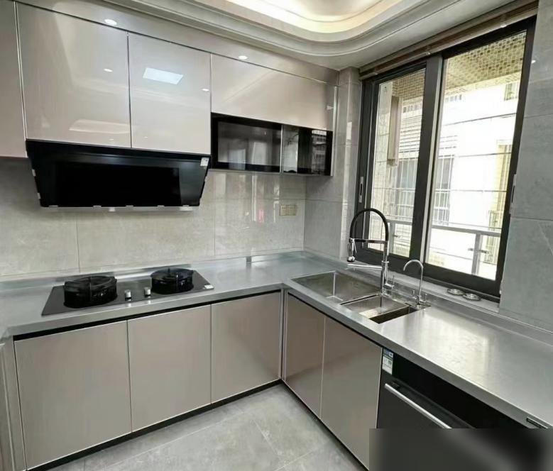 我家用了几年不锈钢橱柜,才发现:比木质的还香,耐用好看又实用(图3) 橱柜性价比_现代不锈钢橱柜选购指南_不锈钢橱柜优点
