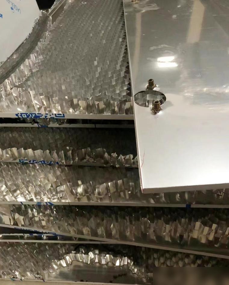 我家用了几年不锈钢橱柜,才发现:比木质的还香,耐用好看又实用(图8) 橱柜性价比_不锈钢橱柜优点_现代不锈钢橱柜选购指南