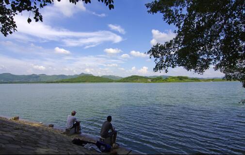 老司机手把手教你冬天水库怎么钓鱼!(图1) 冬钓饵料打窝技巧_冷水型水库钓鱼技巧_冬钓深水钓位选择