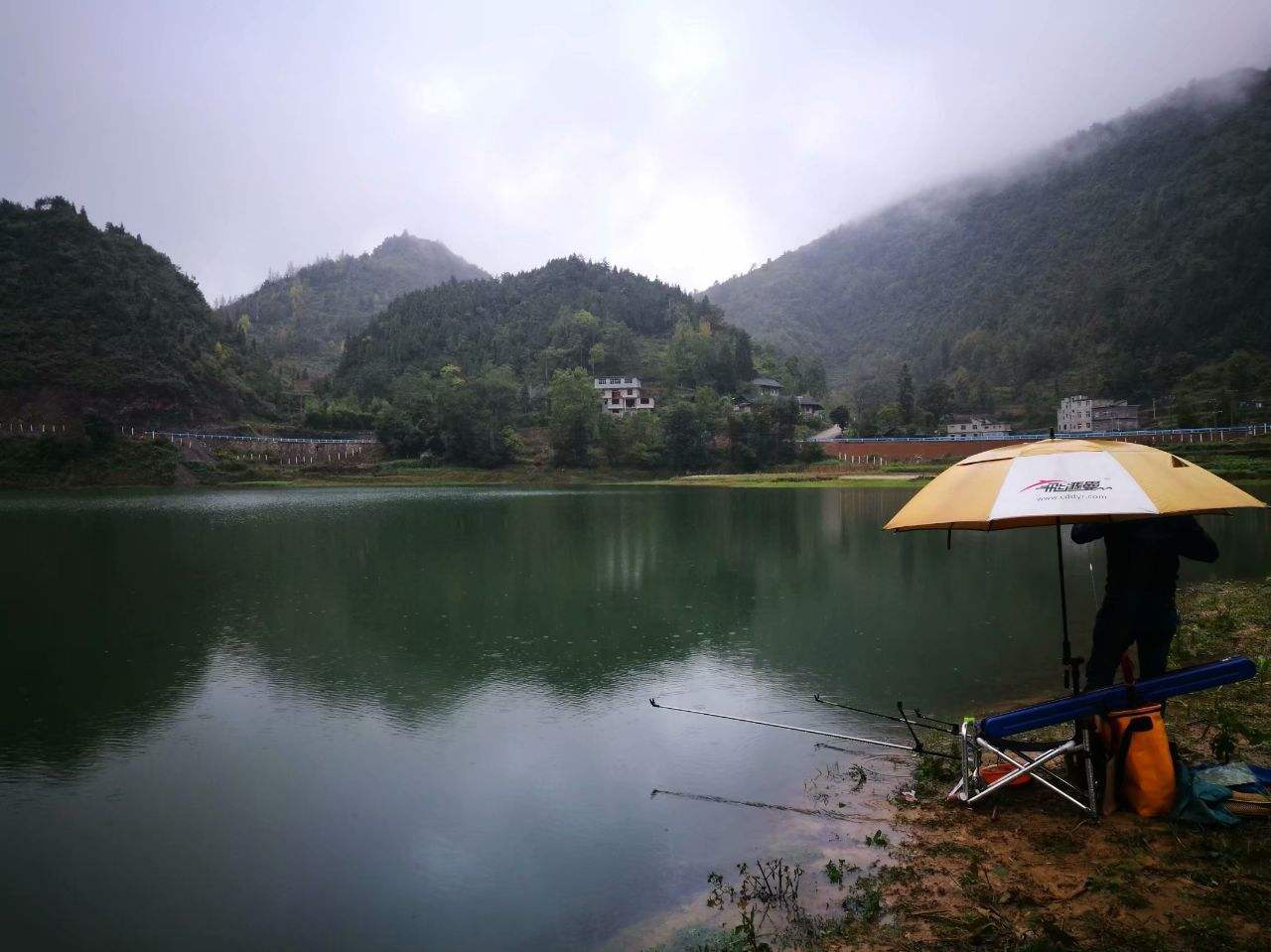 水库垂钓总没渔获,这些技巧试一试,想要空军都难(图2) 水库钓大鱼技巧_垂钓时间管理窝料准备_冷水型水库钓鱼技巧