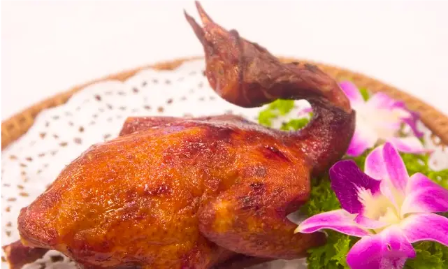 广东最出名的20道名菜,粤菜特色菜谱大合集,让人看了直流口水(图4) 粤菜菜谱清蒸鲍鱼_粤菜特色菜谱大合集_广东最出名20道名菜