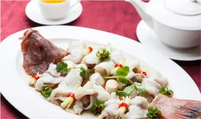 广东最出名的20道名菜,粤菜特色菜谱大合集,让人看了直流口水(图8) 粤菜菜谱清蒸鲍鱼_广东最出名20道名菜_粤菜特色菜谱大合集