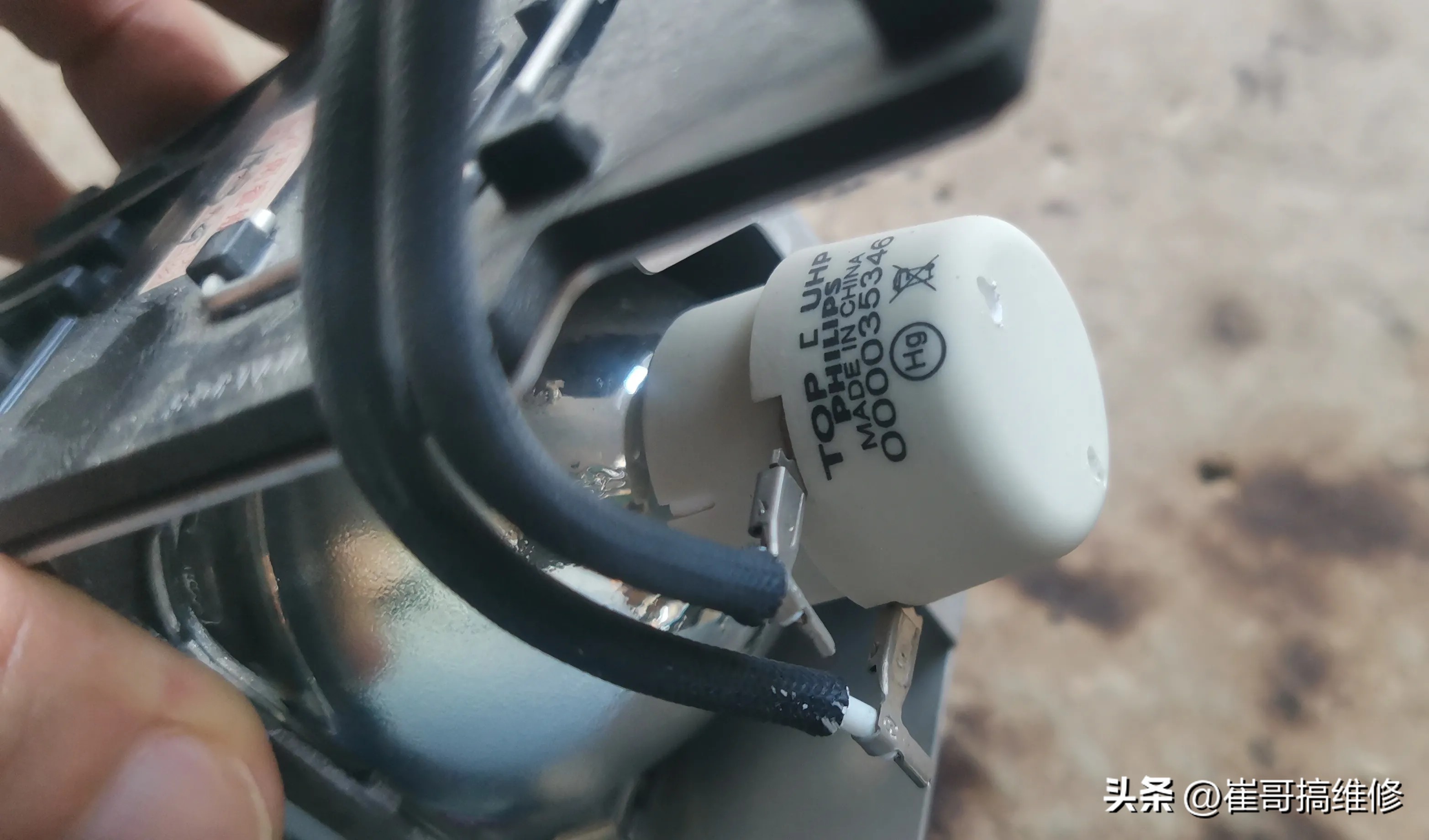 投影机在客户家里不开机,红灯报错,到我这里一切正常,这怎么修(图5) 投影机 更换 灯泡_投影机开机亮红灯_投影机灯泡红灯故障