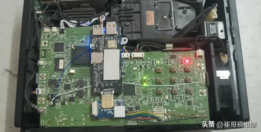 投影机在客户家里不开机,红灯报错,到我这里一切正常,这怎么修(图6) 投影机开机亮红灯_投影机灯泡红灯故障_投影机 更换 灯泡