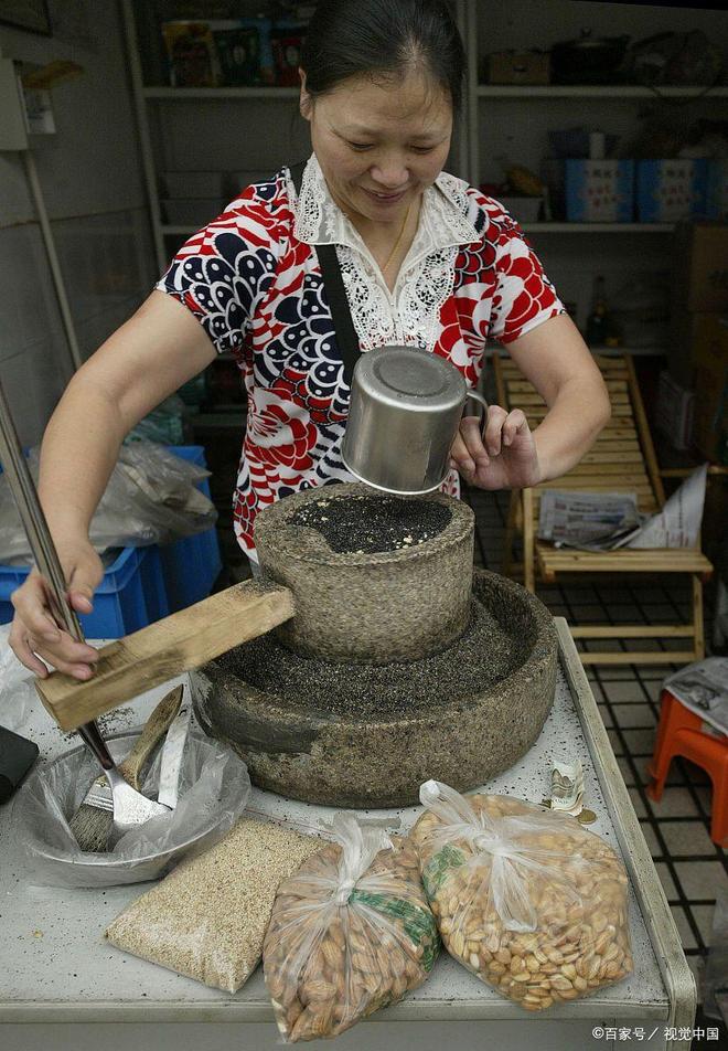 岳阳十大名吃推荐:品味湖南菜的绝佳去处,不可错过的地道美食(图7) 岳阳特色十大名吃推荐_岳阳美食有哪些_君山虾饼岳阳美食