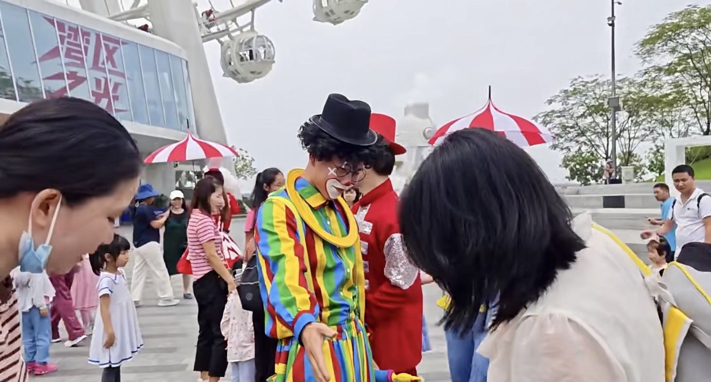 “五一”假期首日,深圳多个景区人气“爆棚”(图1) 深圳欢乐谷附近的旅游地点_深圳景区门票预订量创历史新高_深圳五一旅游活动