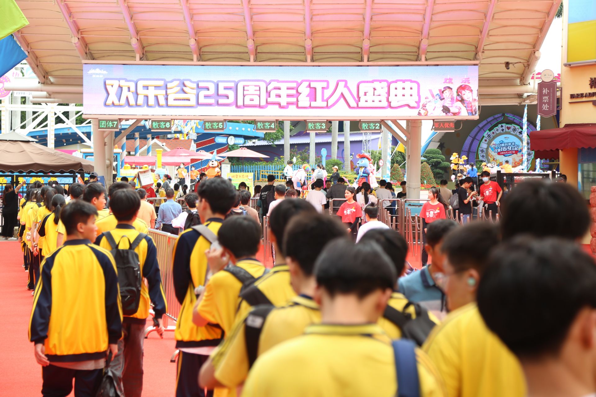 “五一”假期首日,深圳多个景区人气“爆棚”(图5) 深圳五一旅游活动_深圳景区门票预订量创历史新高_深圳欢乐谷附近的旅游地点