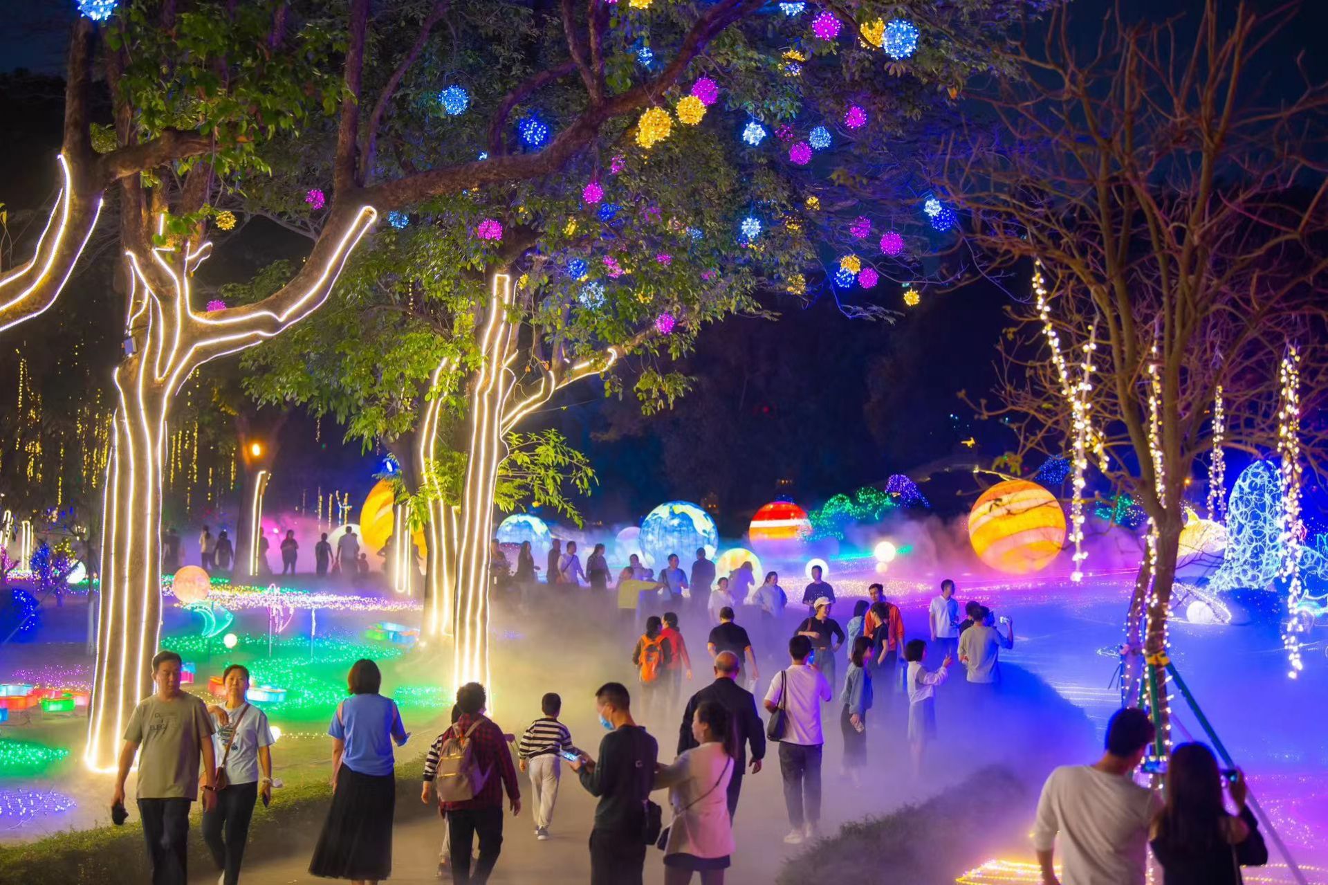 “五一”假期首日,深圳多个景区人气“爆棚”(图7) 深圳景区门票预订量创历史新高_深圳五一旅游活动_深圳欢乐谷附近的旅游地点