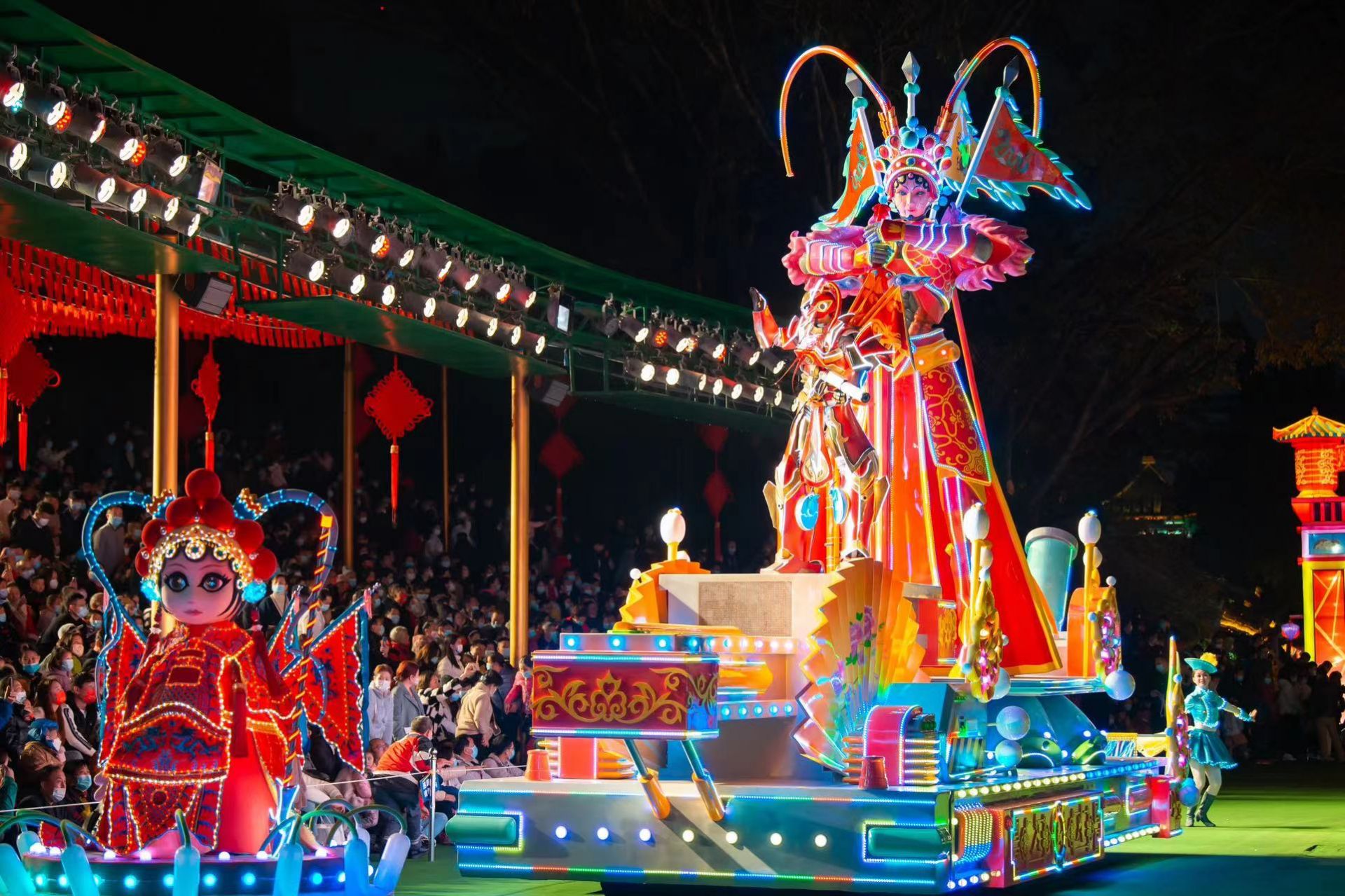 “五一”假期首日,深圳多个景区人气“爆棚”(图8) 深圳景区门票预订量创历史新高_深圳五一旅游活动_深圳欢乐谷附近的旅游地点