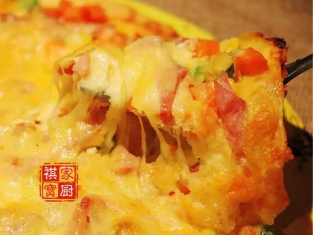 #祺宝家厨# 三文鱼培根薄底批萨(图1) 儿童喜爱批萨食谱_必胜客海鲜至尊披萨的做法_自制薄底批萨做法