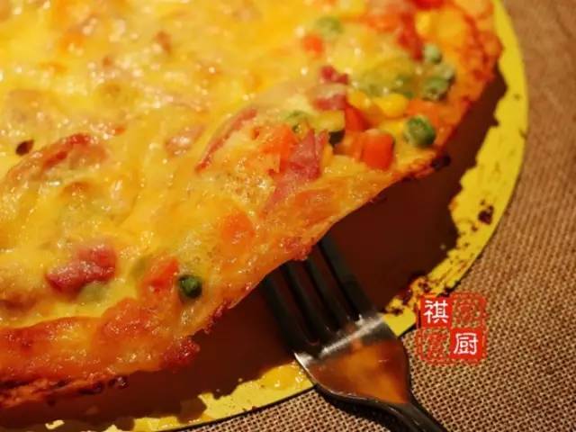 #祺宝家厨# 三文鱼培根薄底批萨(图2) 自制薄底批萨做法_必胜客海鲜至尊披萨的做法_儿童喜爱批萨食谱