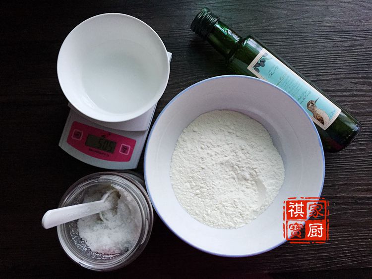 #祺宝家厨# 三文鱼培根薄底批萨(图3) 儿童喜爱批萨食谱_自制薄底批萨做法_必胜客海鲜至尊披萨的做法