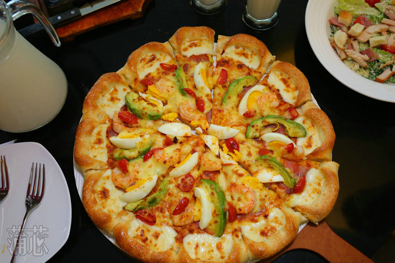 和牛油果比萨有个约会,美食大咖分享会(图1) 必胜客海鲜至尊披萨的做法_意式香烤鸡腿排_意式牛油果大虾比萨