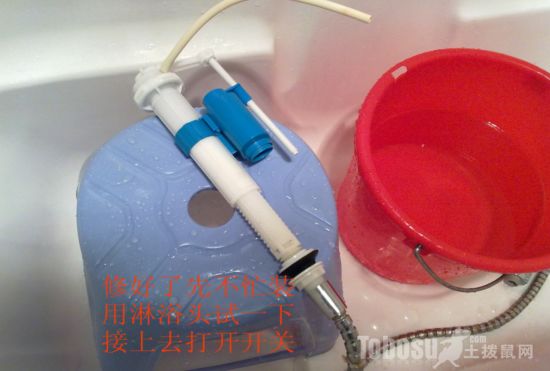 马桶维修攻略 超强版图解(图8) 抽水马桶进水阀维修方法_TOTO马桶进水阀坏了怎么办_马桶上水阀修理