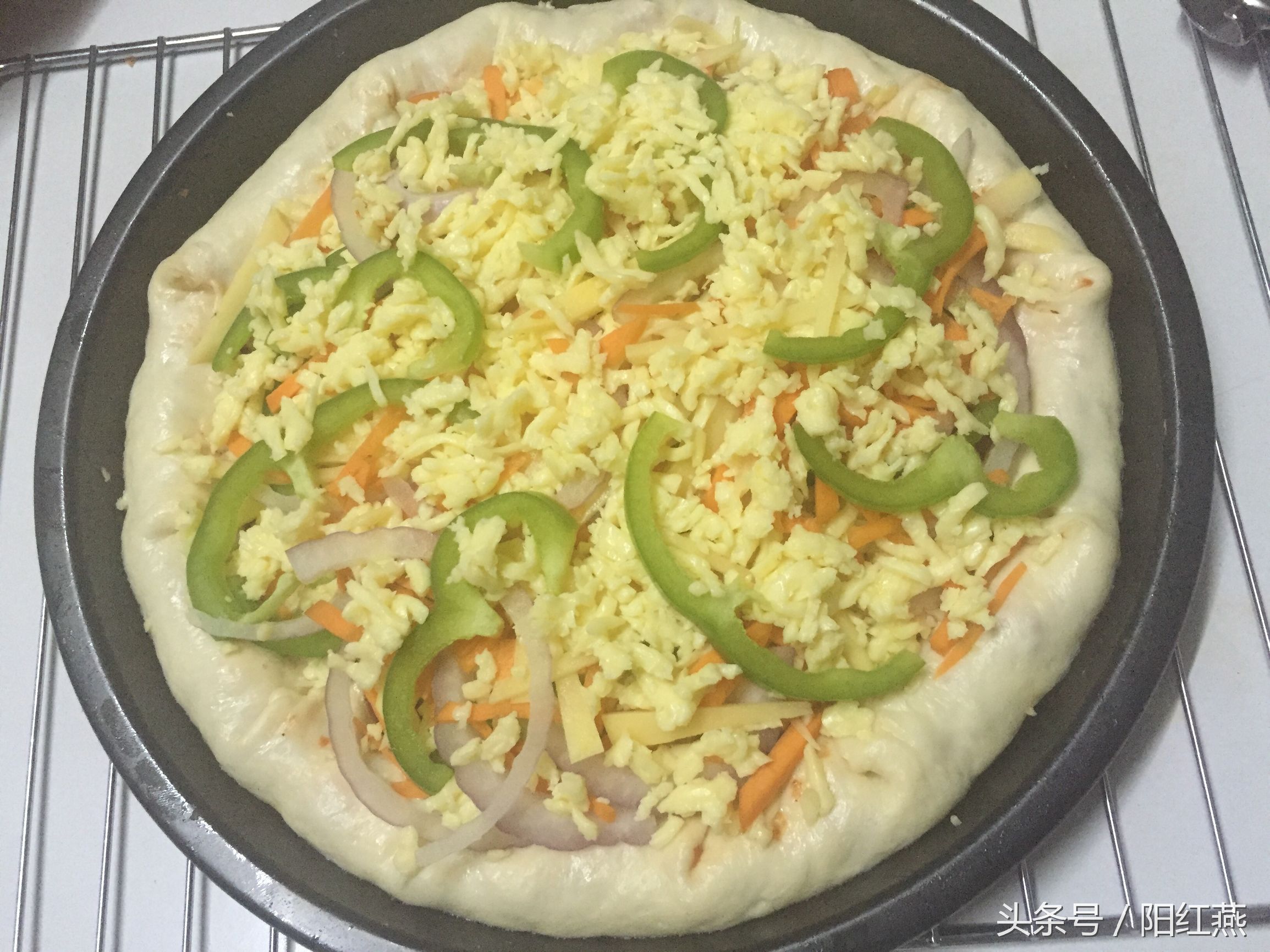 香味扑鼻的芝心披萨 自制料足就是赞啊!~ 史上最简单的做法(图16) 芝士披萨做法_必胜客海鲜至尊披萨的做法_自制披萨教程