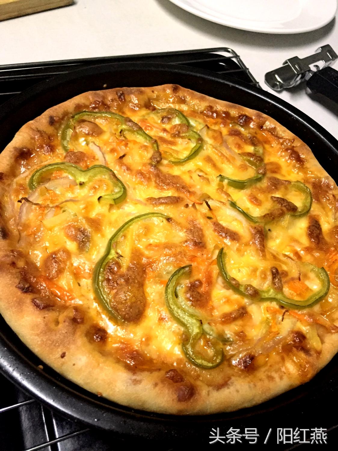 香味扑鼻的芝心披萨 自制料足就是赞啊!~ 史上最简单的做法(图18) 芝士披萨做法_必胜客海鲜至尊披萨的做法_自制披萨教程