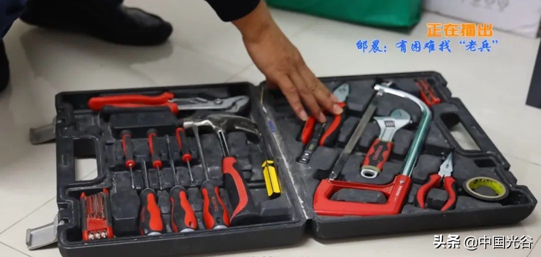 光谷这位“退伍老兵”有副热心肠,义务服务居民多年,曾参加汶川救灾(图2) 光谷满庭春的房子在哪里_邰晨空降兵转业军人社区服务事迹_光谷满庭春小区老兵邰晨义务维修服务