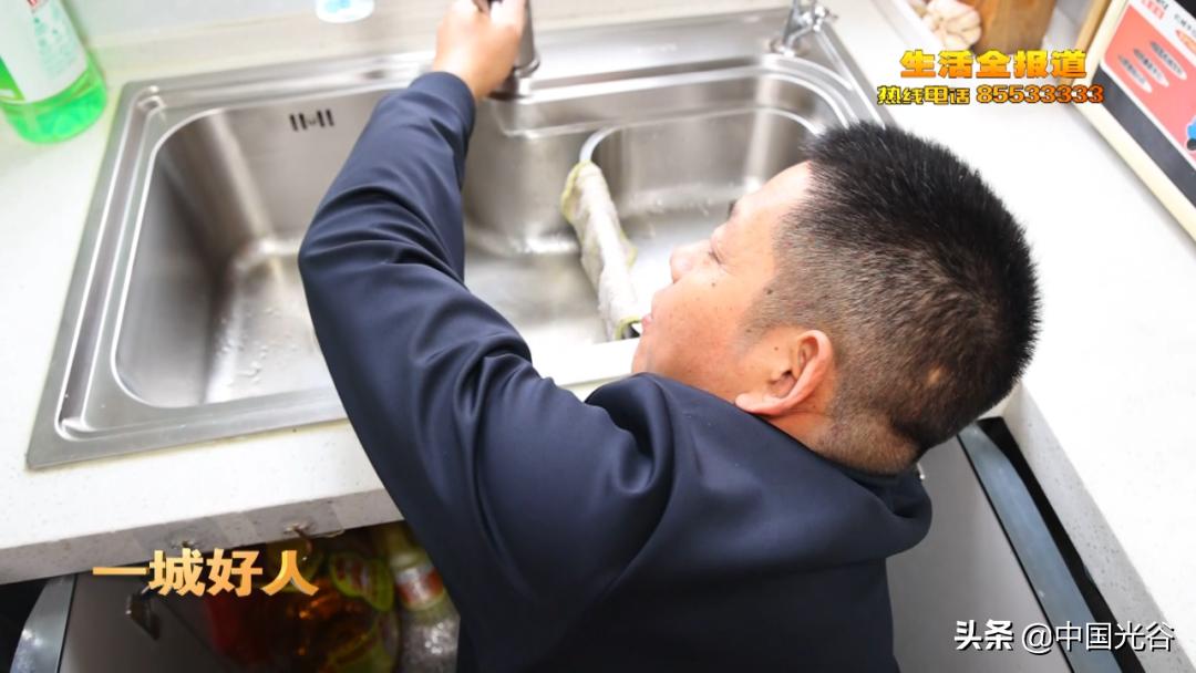 光谷这位“退伍老兵”有副热心肠,义务服务居民多年,曾参加汶川救灾(图6) 光谷满庭春小区老兵邰晨义务维修服务_邰晨空降兵转业军人社区服务事迹_光谷满庭春的房子在哪里