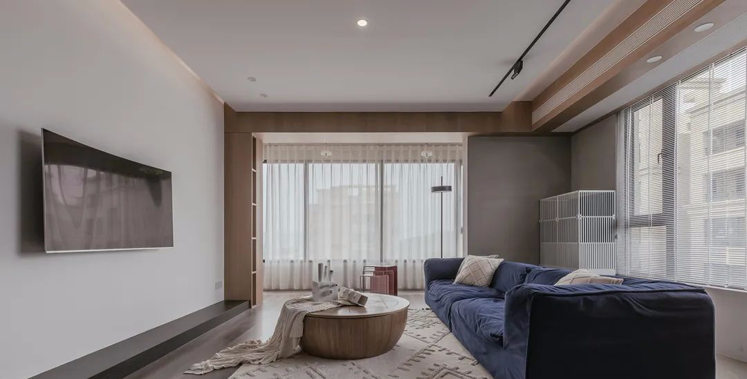 164m²的新房,他选择了现代简约风格,完工效果简洁大方!(图2) 现代简约复古设计_后现代简约装修_客厅无主灯电视墙设计