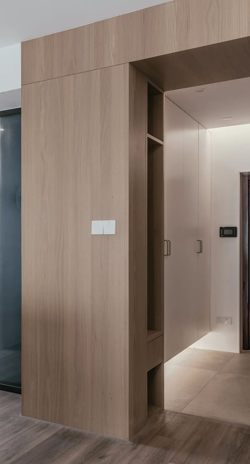 164m²的新房,他选择了现代简约风格,完工效果简洁大方!(图13) 客厅无主灯电视墙设计_后现代简约装修_现代简约复古设计