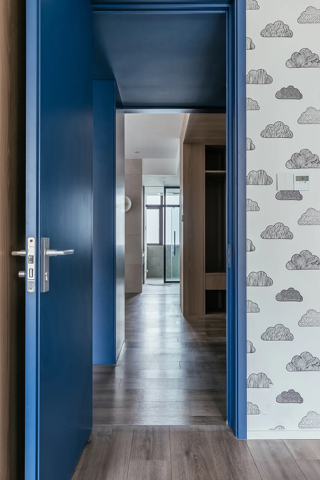 164m²的新房,他选择了现代简约风格,完工效果简洁大方!(图15) 客厅无主灯电视墙设计_现代简约复古设计_后现代简约装修