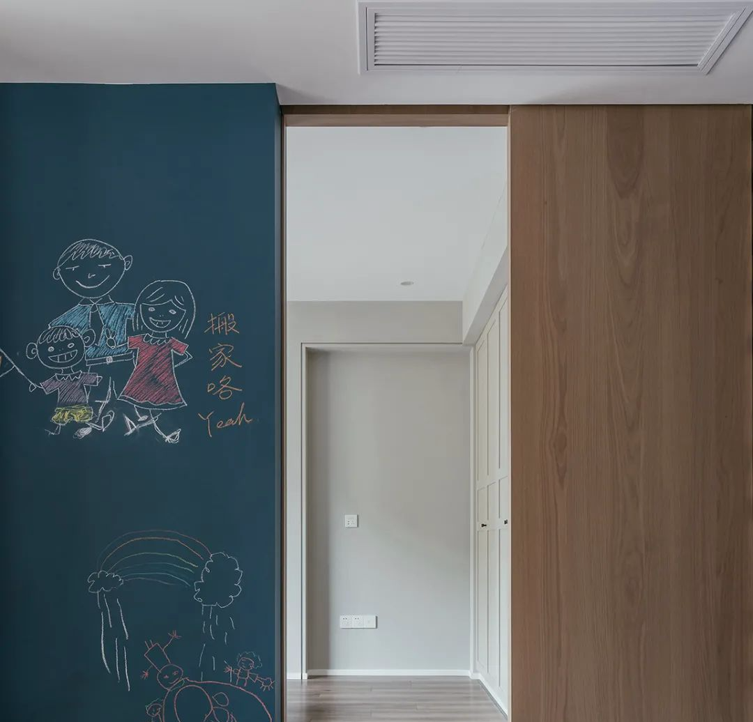 164m²的新房,他选择了现代简约风格,完工效果简洁大方!(图19) 客厅无主灯电视墙设计_现代简约复古设计_后现代简约装修