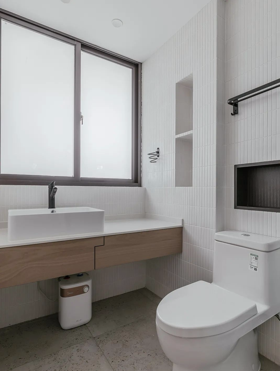 164m²的新房,他选择了现代简约风格,完工效果简洁大方!(图22) 后现代简约装修_客厅无主灯电视墙设计_现代简约复古设计