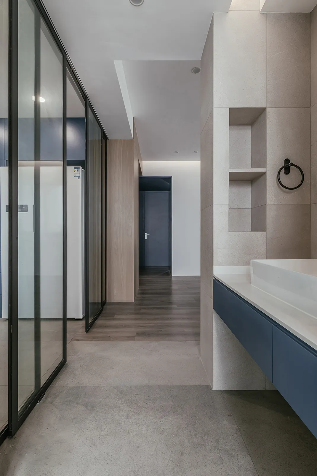 164m²的新房,他选择了现代简约风格,完工效果简洁大方!(图8) 现代简约复古设计_后现代简约装修_客厅无主灯电视墙设计