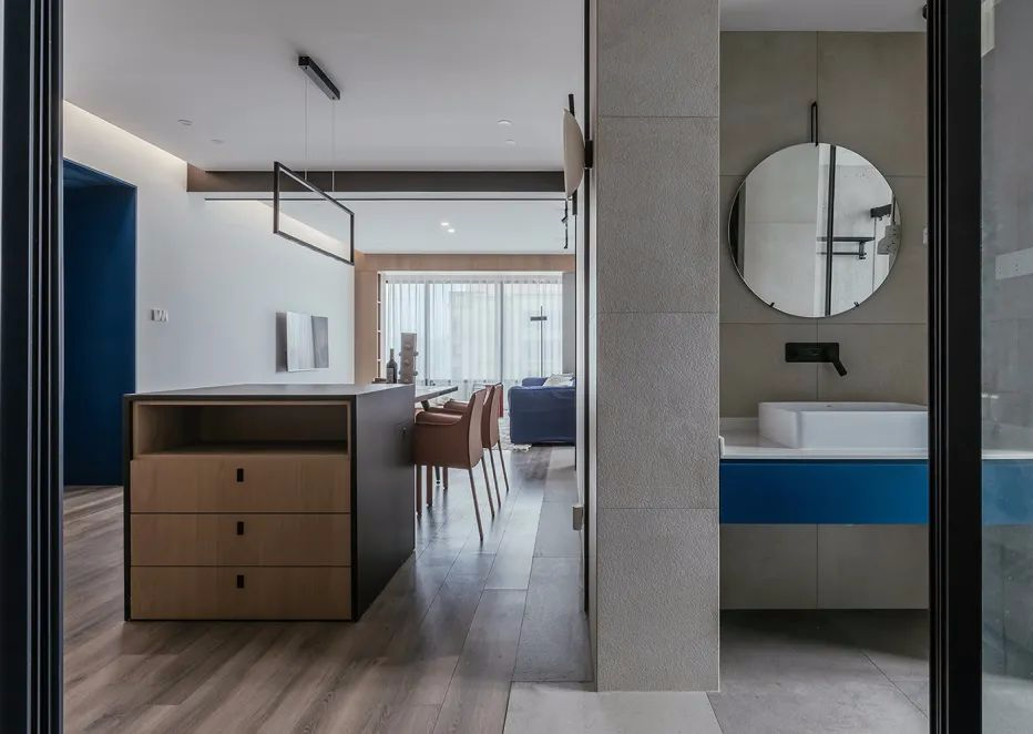 164m²的新房,他选择了现代简约风格,完工效果简洁大方!(图9) 现代简约复古设计_后现代简约装修_客厅无主灯电视墙设计