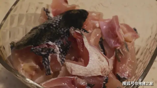 这才是水煮鱼的正确做法,鱼片滑嫩麻辣鲜香,好吃得停不下来(图3) 正宗川菜麻辣水煮鱼做法_水煮鱼做法_黑鱼水煮鱼教程