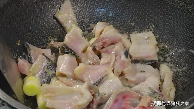 这才是水煮鱼的正确做法,鱼片滑嫩麻辣鲜香,好吃得停不下来(图5) 水煮鱼做法_黑鱼水煮鱼教程_正宗川菜麻辣水煮鱼做法