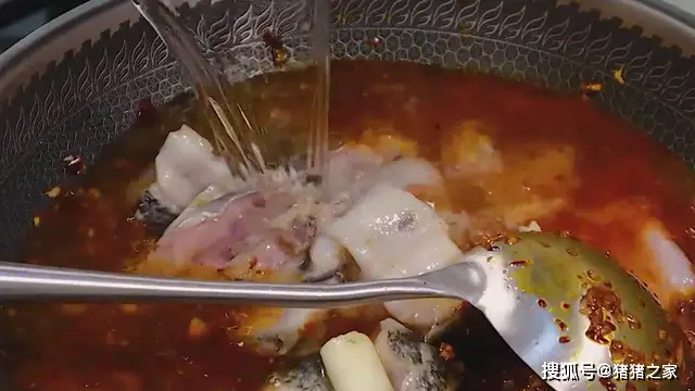 这才是水煮鱼的正确做法,鱼片滑嫩麻辣鲜香,好吃得停不下来(图6) 黑鱼水煮鱼教程_正宗川菜麻辣水煮鱼做法_水煮鱼做法