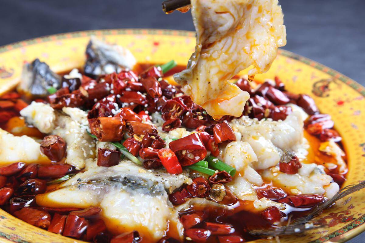 川妹子教你正宗麻辣水煮鱼做法:鱼肉细嫩鲜美,麻辣爽口!巴适(图4) 正宗川菜麻辣水煮鱼做法_川妹子麻辣水煮鱼教程_正宗麻辣水煮鱼做法