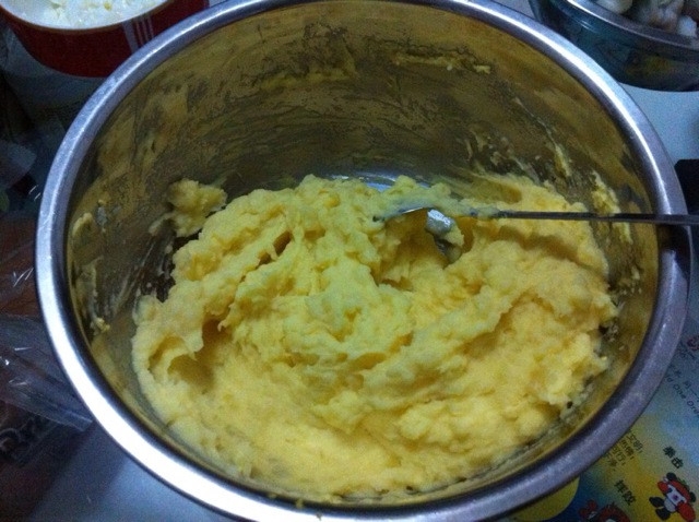 在必胜客都吃不到这么美味的披萨!(图2) 电饼铛 披萨_酸辣土豆丝做法_鲜虾蔬菜土豆泥披萨食谱