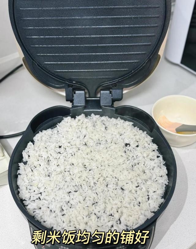 被年轻人的“电饼铛用法”惊到了!换一个思路,根本闲置不了(图4) 电饼铛多功能用法_电饼铛做舒芙蕾教程_电饼铛 披萨