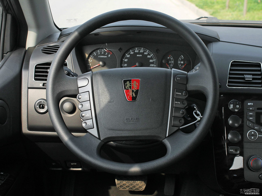 荣威W5 2014款 1.8T AT 四驱豪域特装版内部配置好吗 荣威W5购车手册(图2) 2014款荣威W5空间表现_2014款荣威W5内饰配置_家用荣威w5怎么样