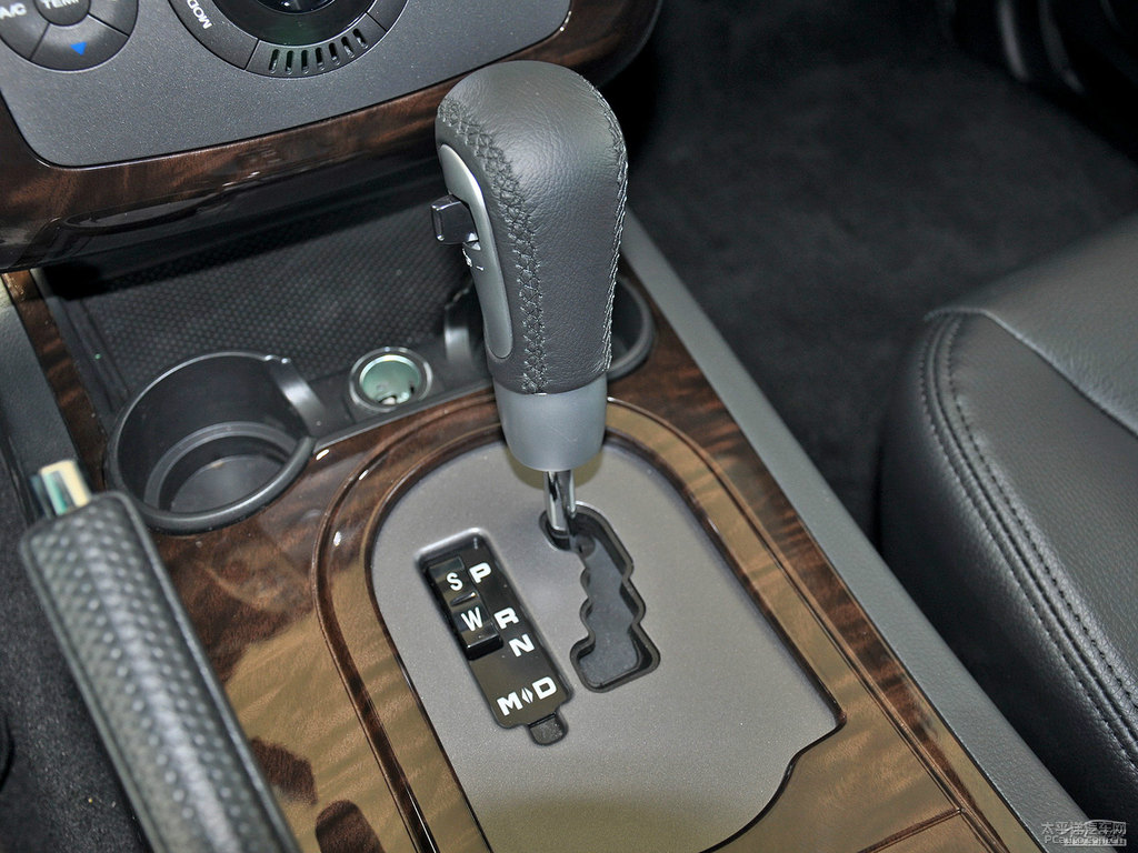 荣威W5 2014款 1.8T AT 四驱豪域特装版内部配置好吗 荣威W5购车手册(图3) 2014款荣威W5内饰配置_2014款荣威W5空间表现_家用荣威w5怎么样