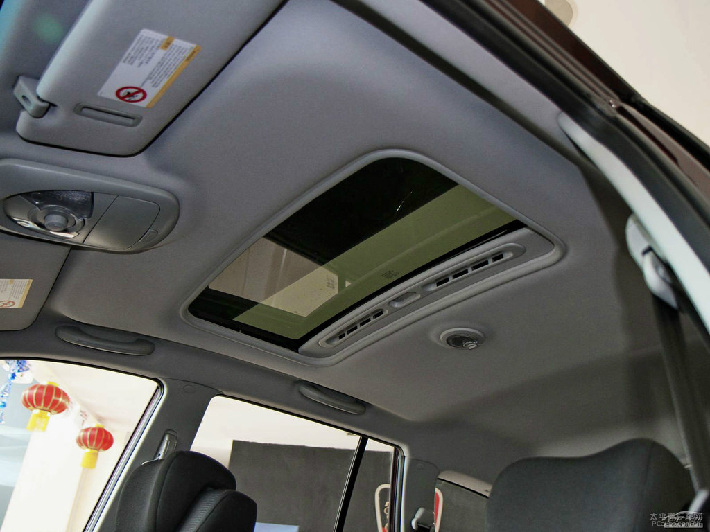 荣威W5 2014款 1.8T AT 四驱豪域特装版内部配置好吗 荣威W5购车手册(图4) 家用荣威w5怎么样_2014款荣威W5内饰配置_2014款荣威W5空间表现