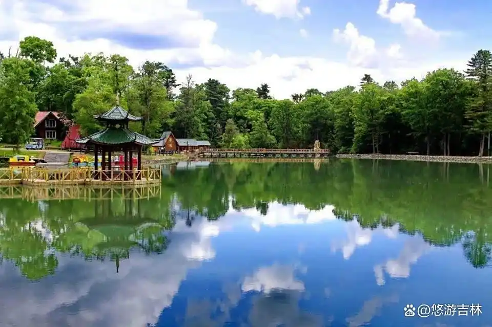 乘着高铁游白山_长白山景区建筑_露水河长白山狩猎度假区攻略