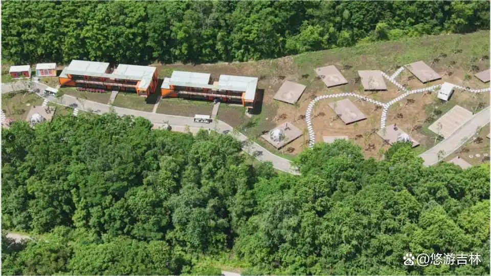 露水河长白山狩猎度假区攻略_乘着高铁游白山_长白山景区建筑