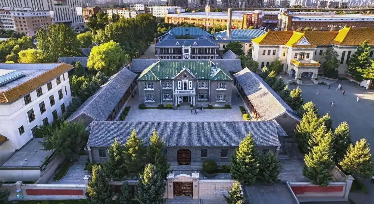 长白山四季特色旅游_东北首批5A景区_长白山景区建筑