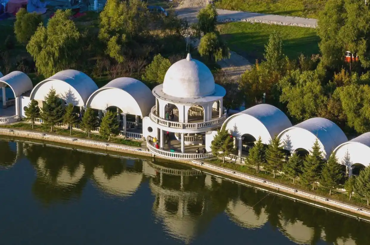 长白山景区建筑_东北首批5A景区_长白山四季特色旅游